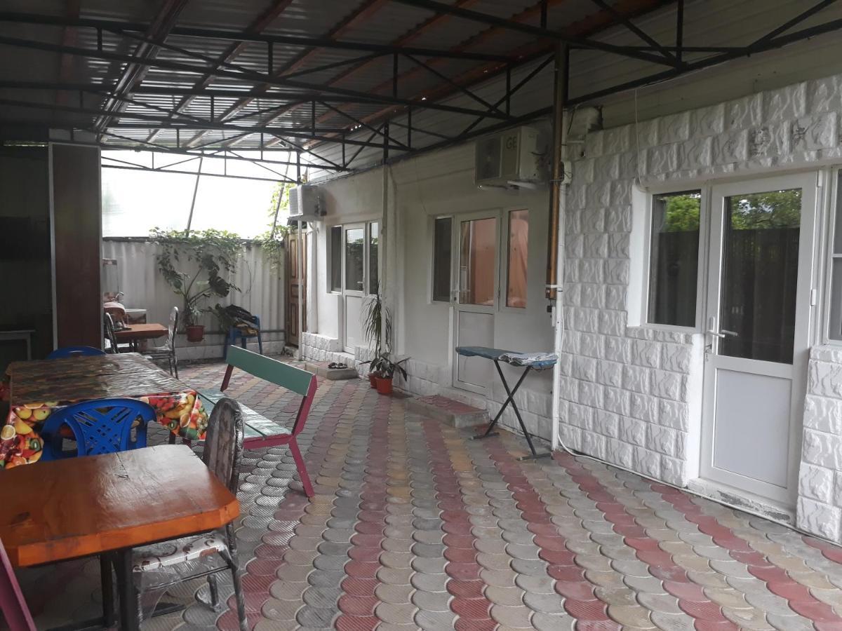 Гостевой Дом У Левы Hotel Gagra Exterior photo